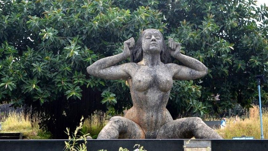 Yakshi Statue, Palakkad, Kerala - Vushii.com